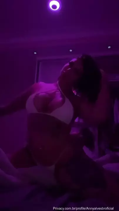Anny Alves, toda gostosona, se esfregando no travesseiro